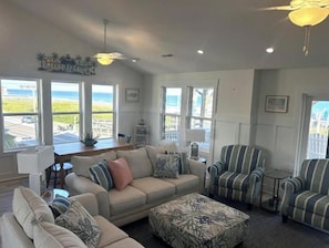 Smart TV, books, computer monitors - Bright Beach Escape • Ocean Views • Easy Beach Access (Topsail Beach,)