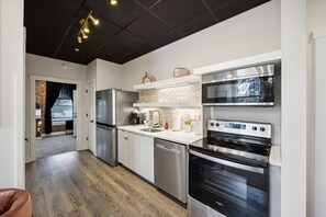 Een koelkast, een magnetron, een oven, een kookplaat