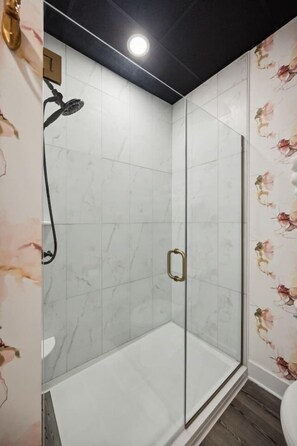 Een douche, een haardroger, handdoeken