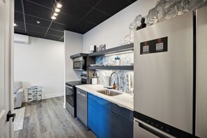 Réfrigérateur, four à micro-ondes, un four, surface de cuisson