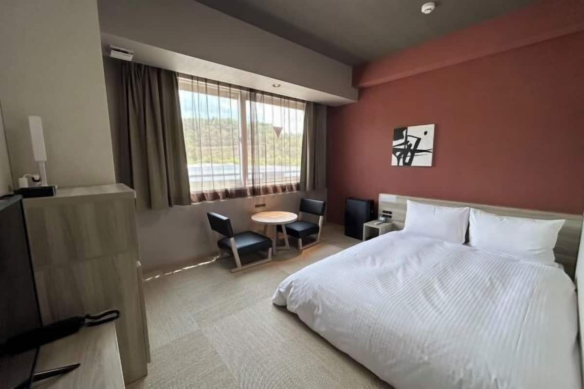 Escritorio, tabla de planchar con plancha, wifi gratis y ropa de cama