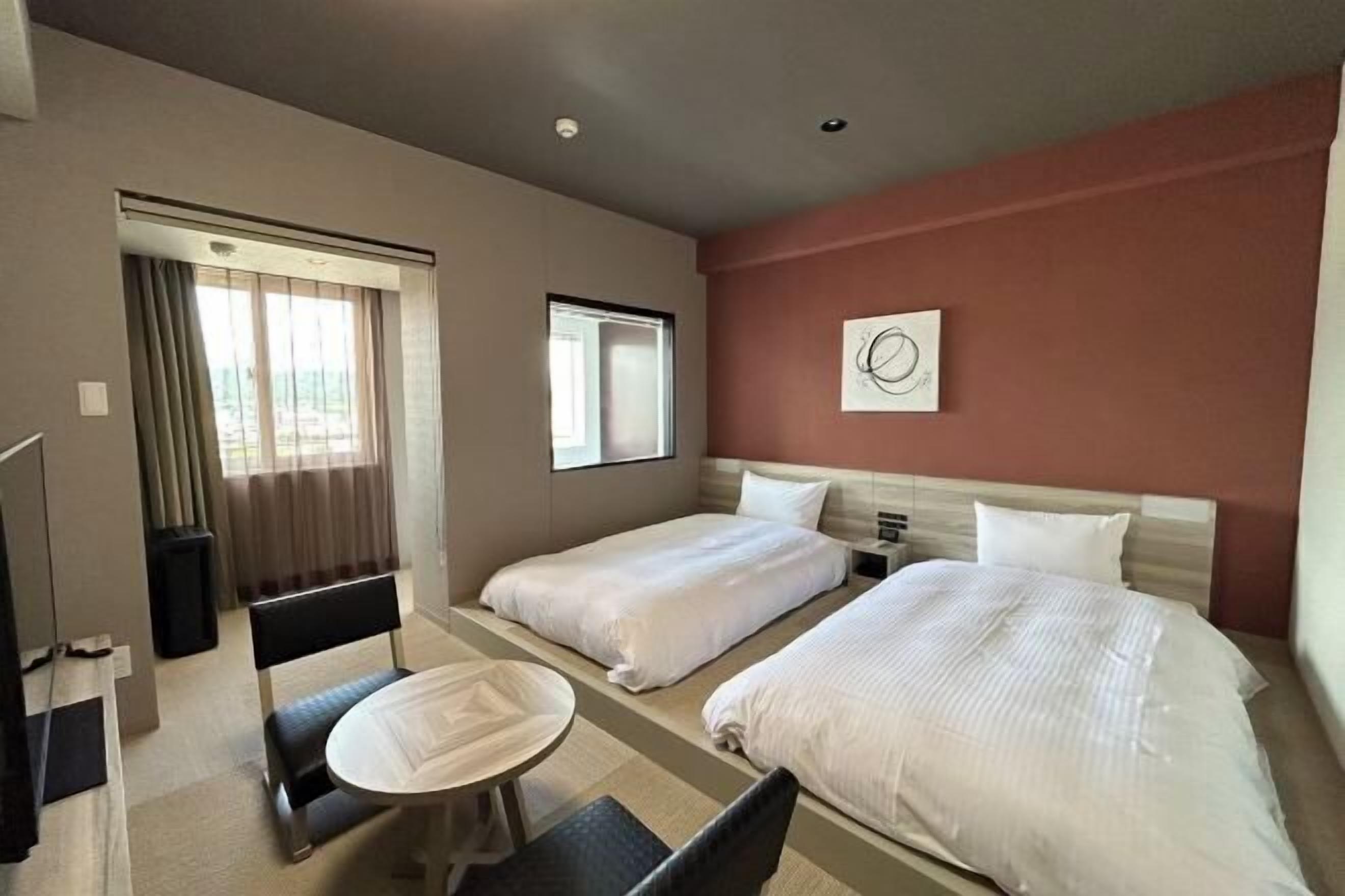 Työpöytä, silitysrauta/-lauta, ilmainen Wi-Fi, vuodevaatteet