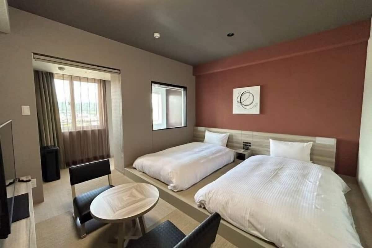 Escritorio, tabla de planchar con plancha, wifi gratis y ropa de cama