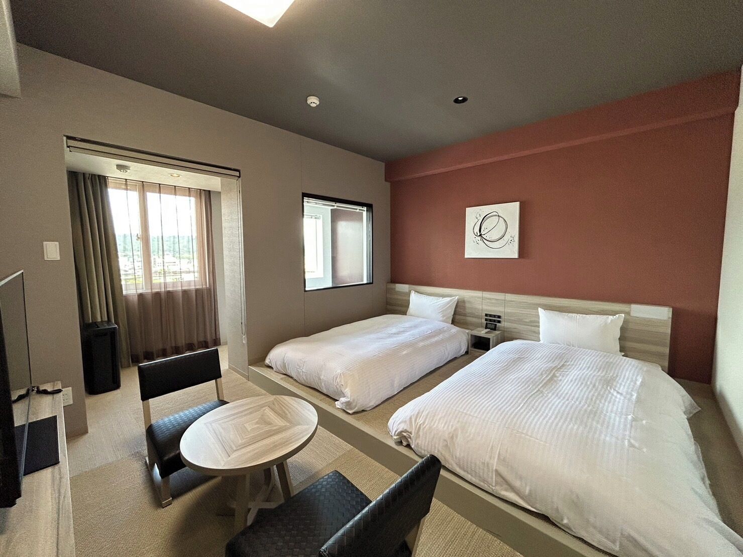 Escriptori, planxa i posts de planxar, wifi gratuïta i roba de llit 