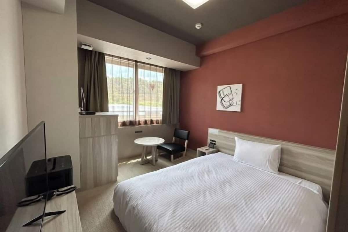 Escritorio, tabla de planchar con plancha, wifi gratis y ropa de cama