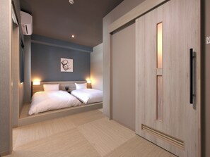 Escritorio, tabla de planchar con plancha, wifi gratis y ropa de cama 