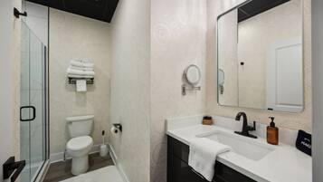 Een douche, een haardroger, handdoeken