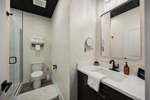 Douche, sèche-cheveux, serviettes fournies