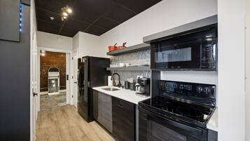 Réfrigérateur, micro-ondes, four, plaque de cuisson