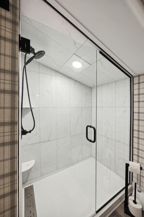 Douche, sèche-cheveux, serviettes fournies