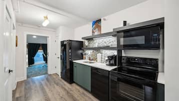 Refrigerador, microondas, horno y parrilla de estufa