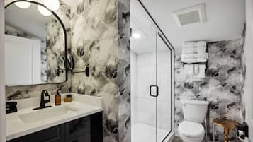 Douche, sĂšche-cheveux, serviettes fournies