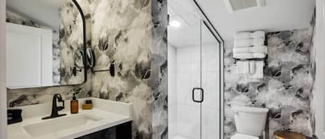 Douche, sèche-cheveux, serviettes fournies
