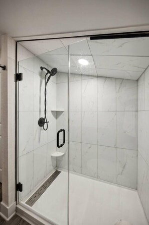 Shower, hair dryer, towels - Boutique Hotel | The Thomas Edison Suite (Louisville)