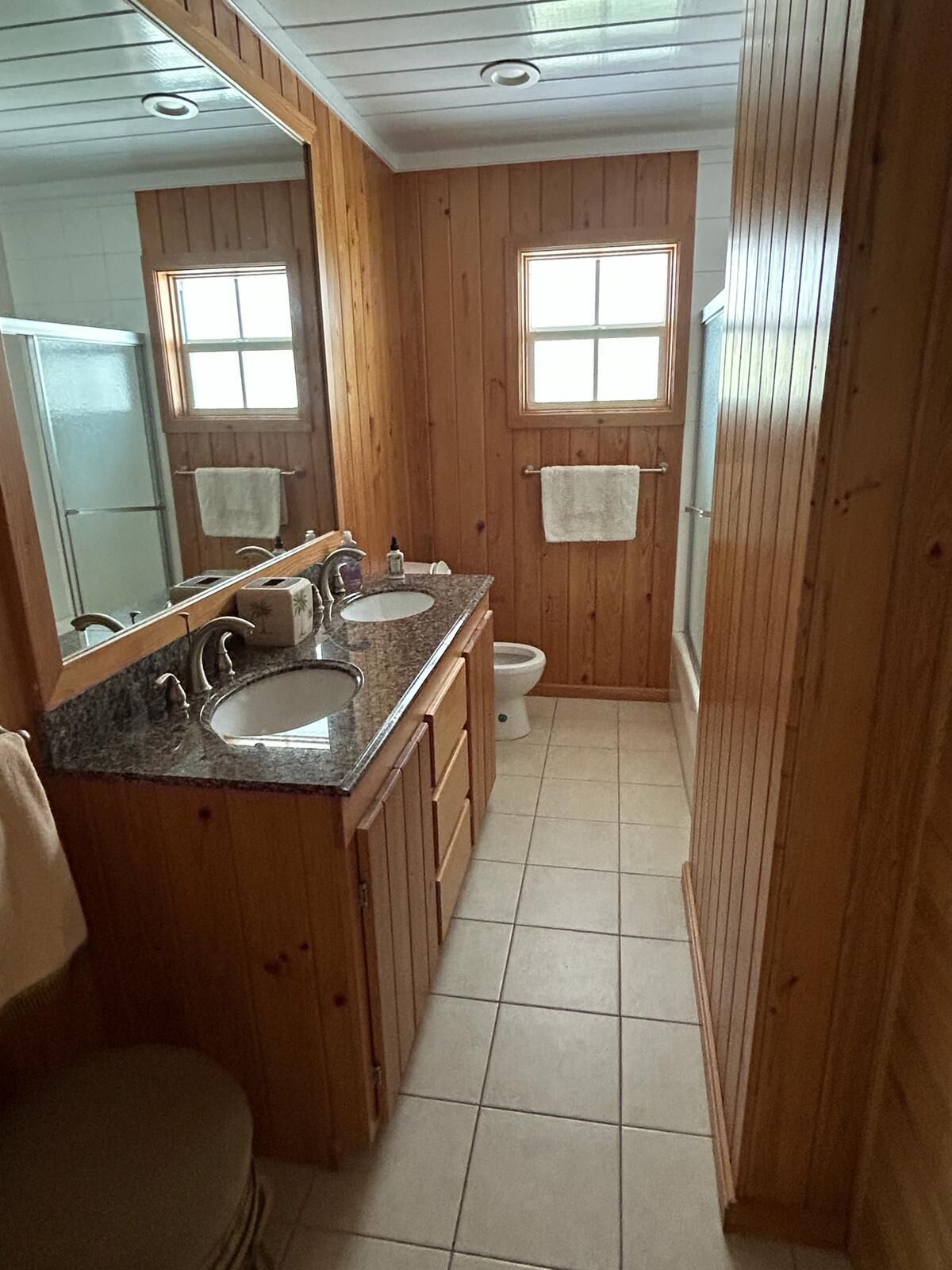 Serviettes fournies, papier toilette