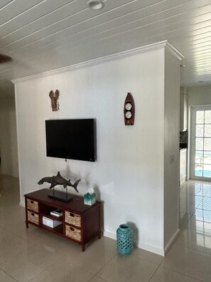 Interior - Endless Summer, Cozy Bahamian Cottage (Man o War Cay)