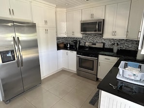 Private kitchen - Endless Summer, Cozy Bahamian Cottage (Man o War Cay)