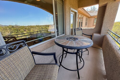 2nd-floor condo with sunset, mtn, & valley views, hot tub, pool, gym, balcony