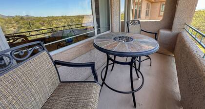 2nd-floor condo with sunset, mtn, & valley views, hot tub, pool, gym, balcony