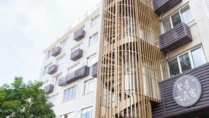Un edificio de varios pisos con balcones y un cartel que indica que es un hotel.