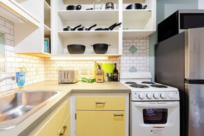 Fridge, microwave, oven, stovetop - Charming 1 Bedroom Apartment Near University of Washington (Seattle)