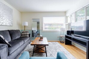 Smart TV - Charming 1 Bedroom Apartment Near University of Washington (Seattle)