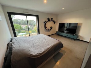 4 camere, una scrivania, ferro/asse da stiro, culla da viaggio