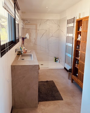 Dusche, Haartrockner, Handtücher, Seife