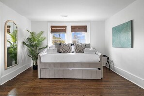 Interior - 4 Bedroom-Walk to Restaurants! 10 Min. to Downtown (North Charleston)