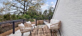 4 Bedroom-Walk to Restaurants! 10 Min. to Downtown