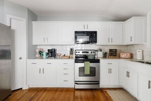 Een koelkast, een microgolfoven, een oven, een kookplaat