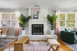 TV - Renovated! 4 Bedroom House in Park Circle! (North Charleston)