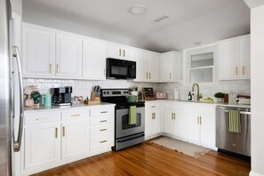 Køleskab, mikrobølgeovn, ovn, kogeplade