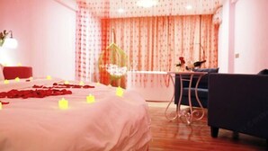 Una habitación de hotel con una cama, un escritorio y una silla.