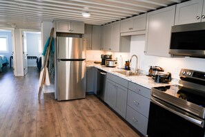 Een microgolfoven, een oven, een vaatwasser, een broodrooster