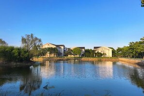 Zona residencial con casas cerca de un cuerpo de agua tranquilo, que refleja los edificios.