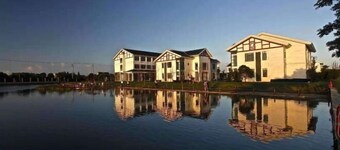 Mingzhu Lake Swan Garden Resort