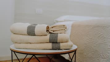 Ropa de cama de alta calidad, colchones con efecto memoria y minibar