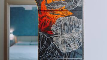 Ein Detailaufnahme einer Wand mit einem großen, detailreichen Blumenmuster.