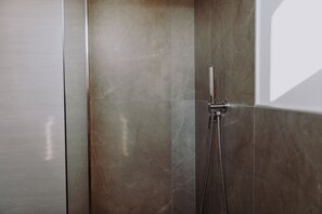 Kamar Single Comfort, pemandangan kebun | Seprai premium, busa memori, minibar, dan brankas