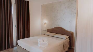 Familjerum - utsikt mot trÀdgÄrden | SÀngtillbehör av högsta kvalitet, memory foam-madrasser och minibar