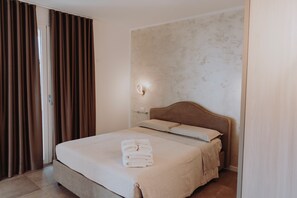 Premium bedding, memory-foam beds, minibar, in-room safe - Antica Dimora dei Gelsi (Manerba del Garda)