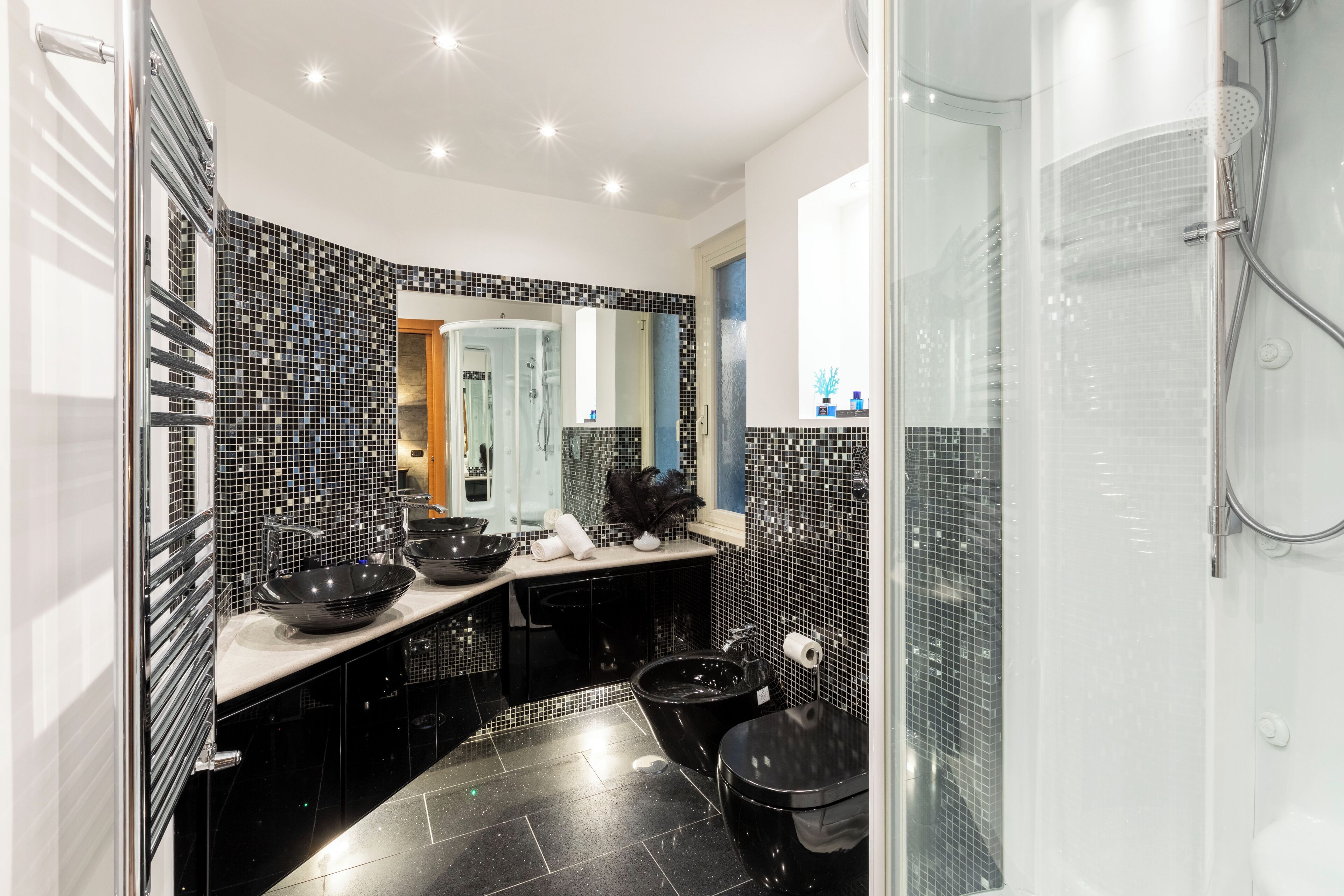 Douche, sèche-cheveux, bidet, serviettes fournies