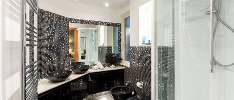 Douche, sèche-cheveux, bidet, serviettes fournies