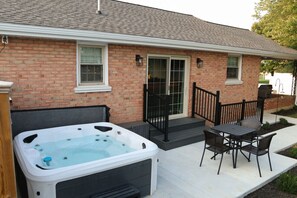 Terrace/patio - Modern/Cozy rancher, Amish views*hot tub/game room (Lancaster)