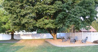 Modern/Cozy rancher, Amish views*hot tub/game room