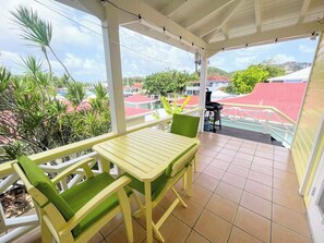Outdoor dining - Beautiful 1 bedroom apartment close to the beach (Bolans Village)