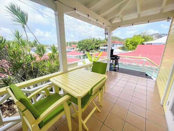 Outdoor dining - Beautiful 1 bedroom apartment close to the beach (Bolans Village)