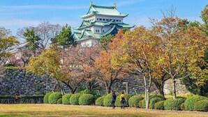 Eine traditionelle japanische Burg mit einer Steinmauer und gepflegten Gärten.