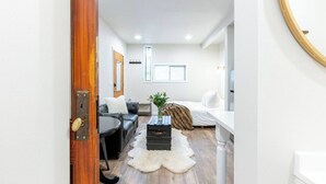 Een moderne woonkamer met een bank, een salontafel en een vloerkleed.
